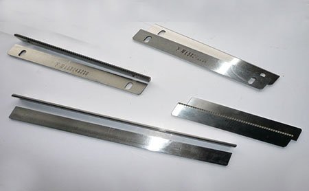 Horizontal sealing cutter